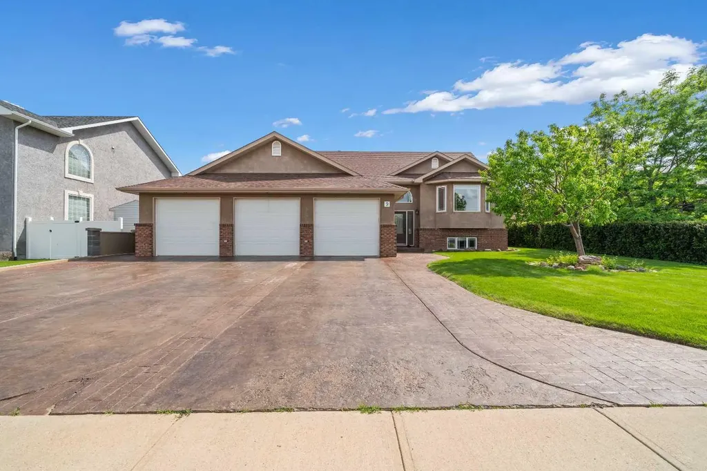 9 Cottonwood Close SW Medicine Hat AB T1B4R5