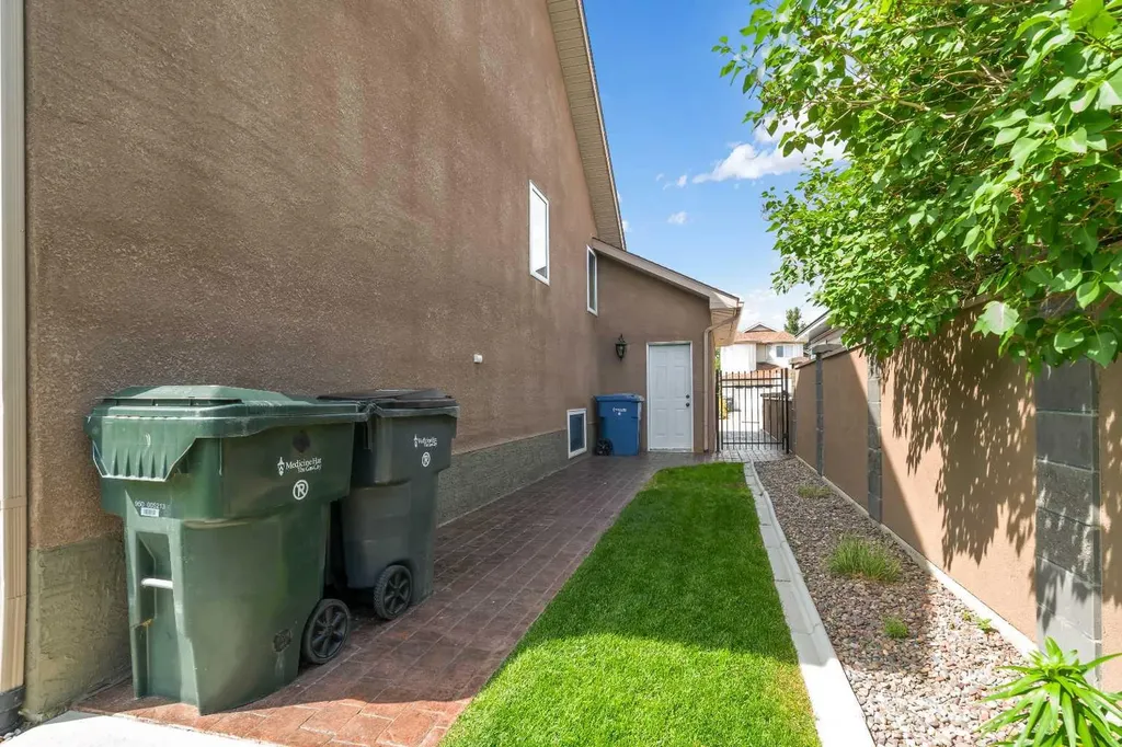 9 Cottonwood Close SW Medicine Hat AB T1B4R5