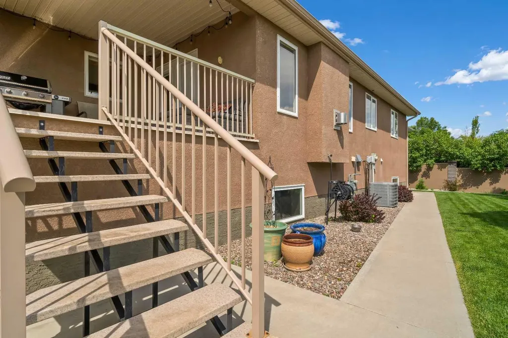 9 Cottonwood Close SW Medicine Hat AB T1B4R5