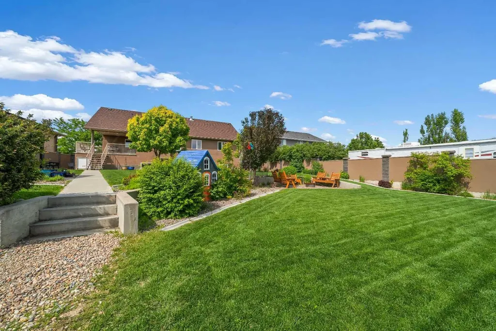 9 Cottonwood Close SW Medicine Hat AB T1B4R5