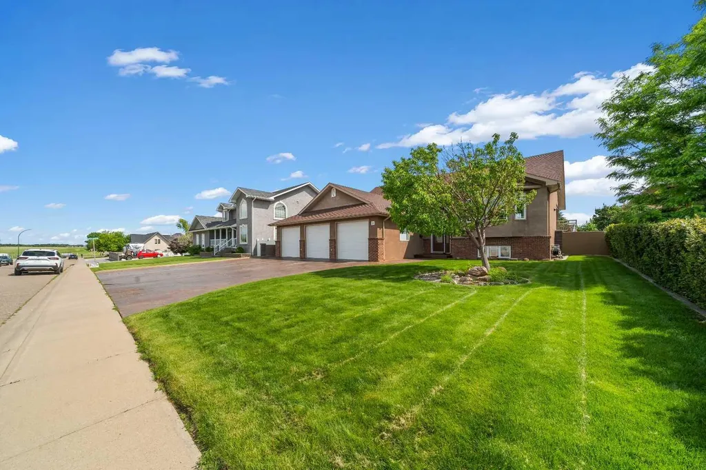 9 Cottonwood Close SW Medicine Hat AB T1B4R5