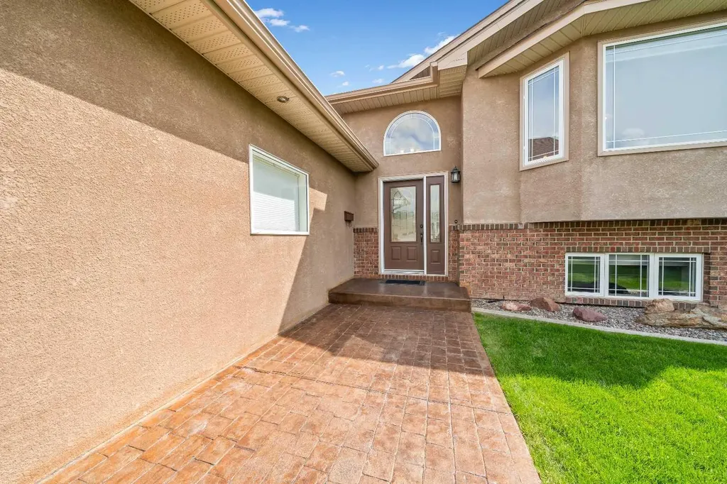 9 Cottonwood Close SW Medicine Hat AB T1B4R5