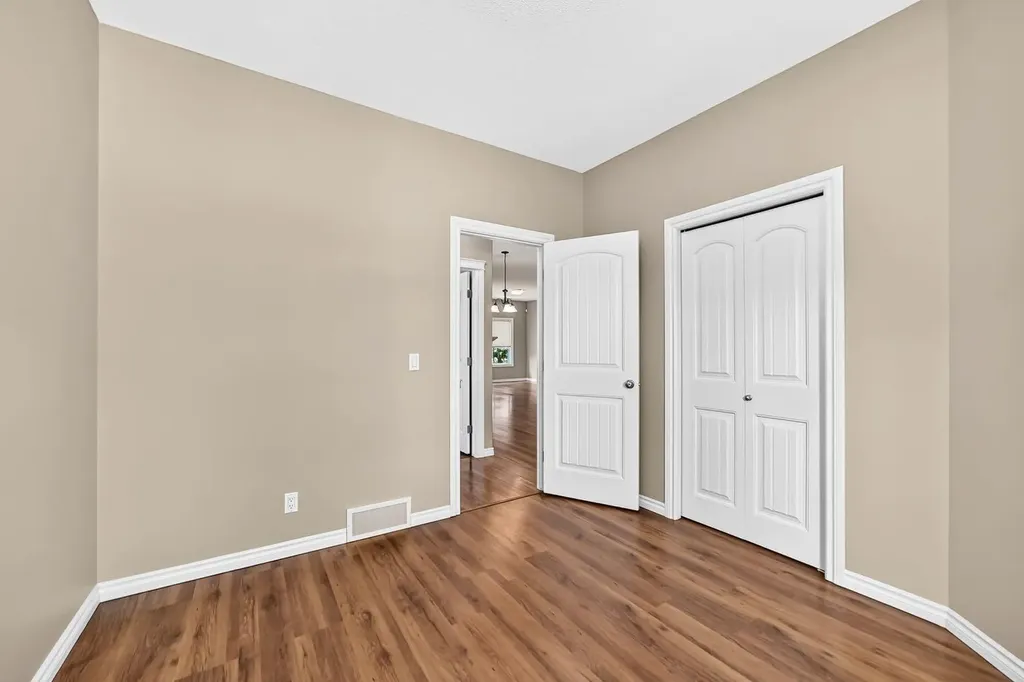 100 Coopers Common SW Airdrie AB T4B 3C7