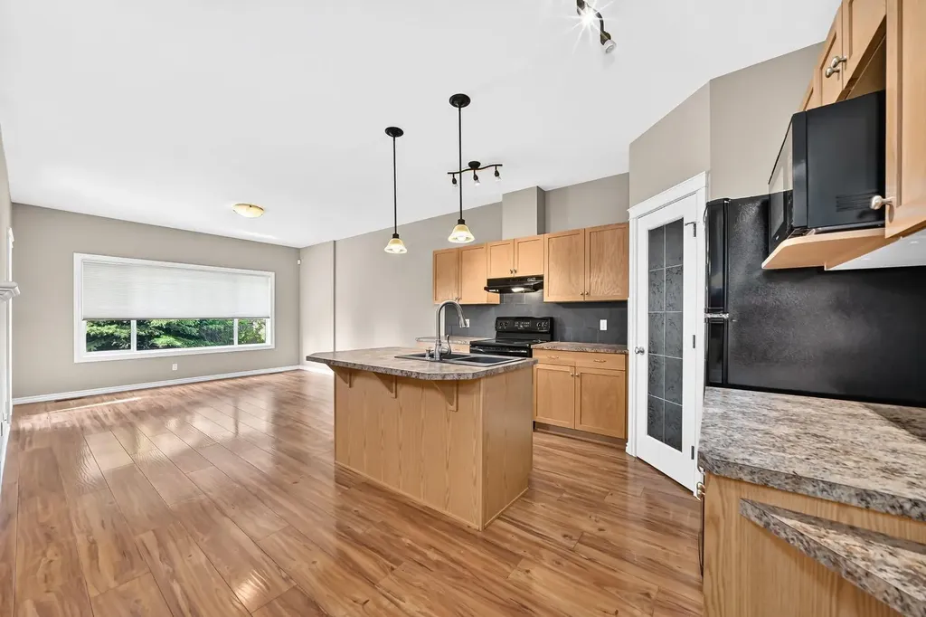 100 Coopers Common SW Airdrie AB T4B 3C7