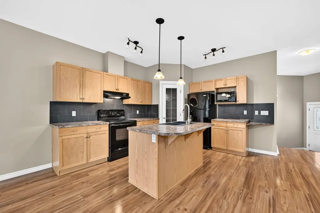 100 Coopers Common SW Airdrie AB T4B 3C7