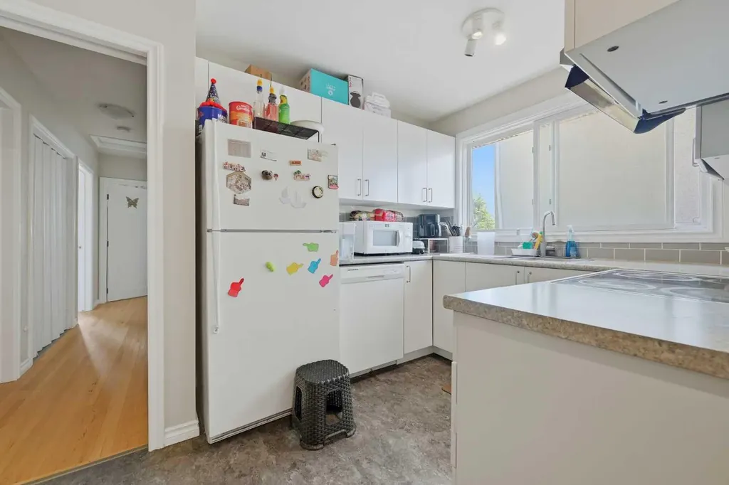 6208 37 Street SW Calgary AB T3E 5M8