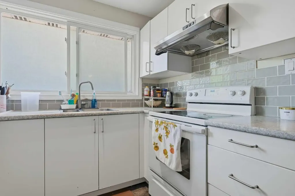 6208 37 Street SW Calgary AB T3E 5M8