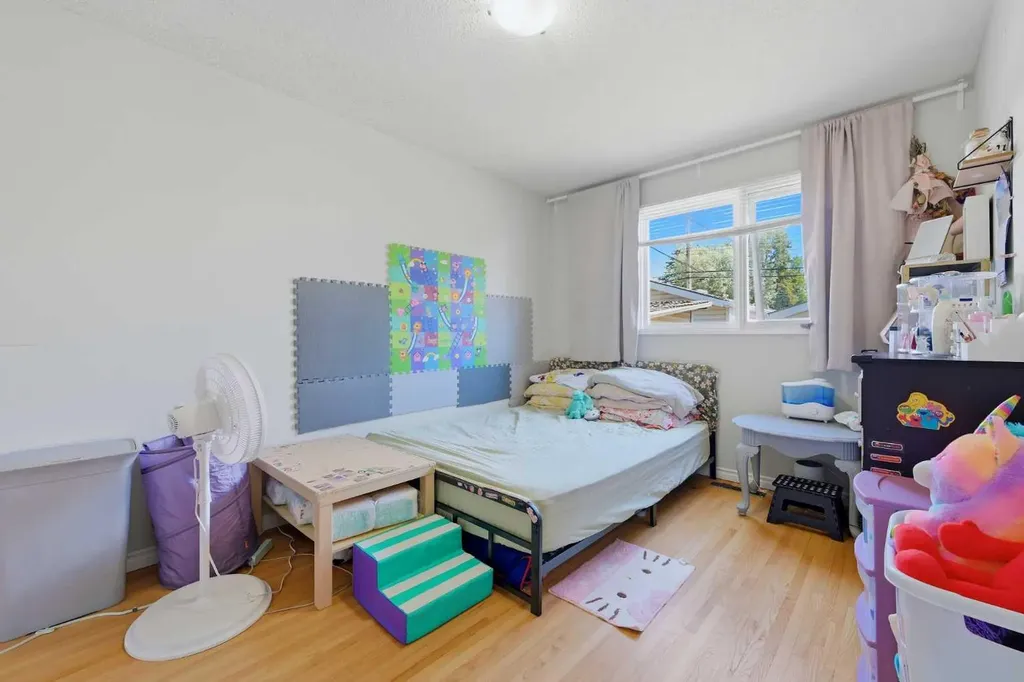 6208 37 Street SW Calgary AB T3E 5M8