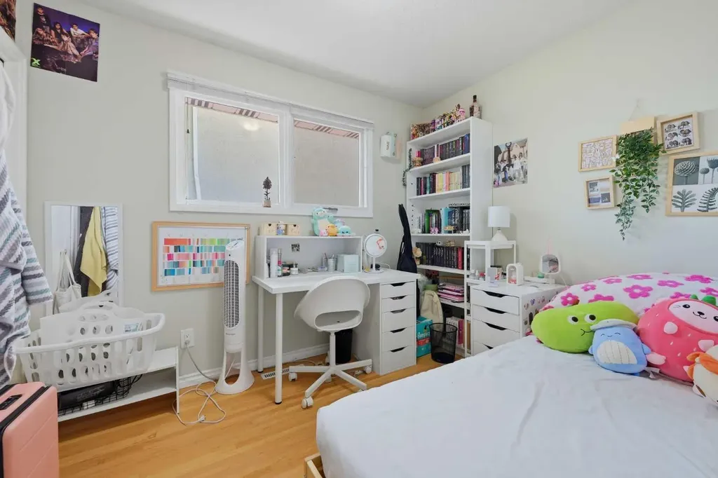 6208 37 Street SW Calgary AB T3E 5M8