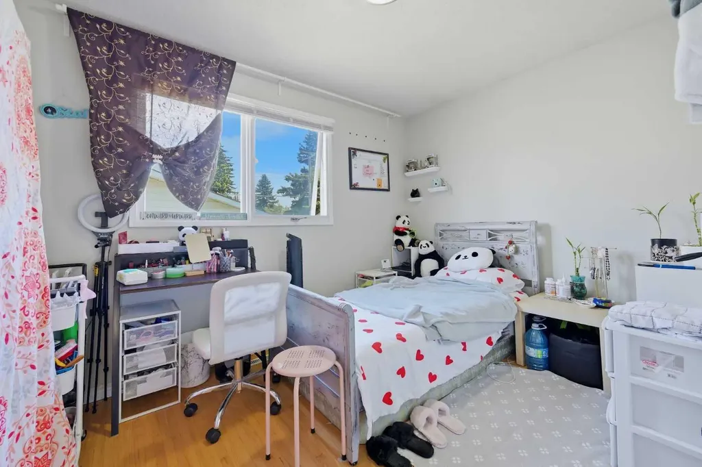 6208 37 Street SW Calgary AB T3E 5M8
