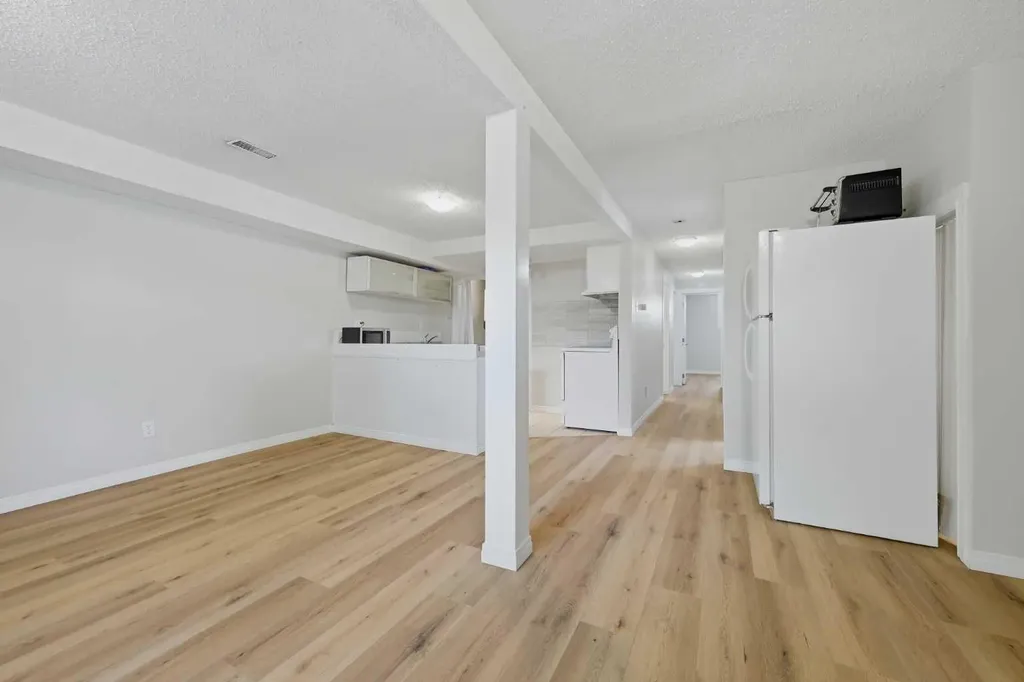 6208 37 Street SW Calgary AB T3E 5M8
