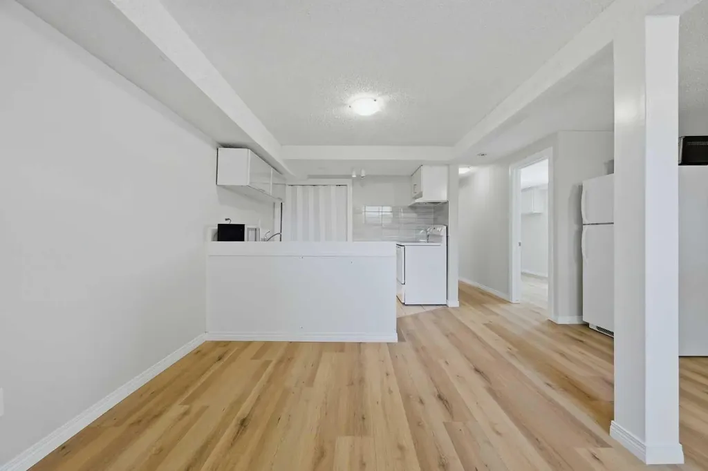 6208 37 Street SW Calgary AB T3E 5M8