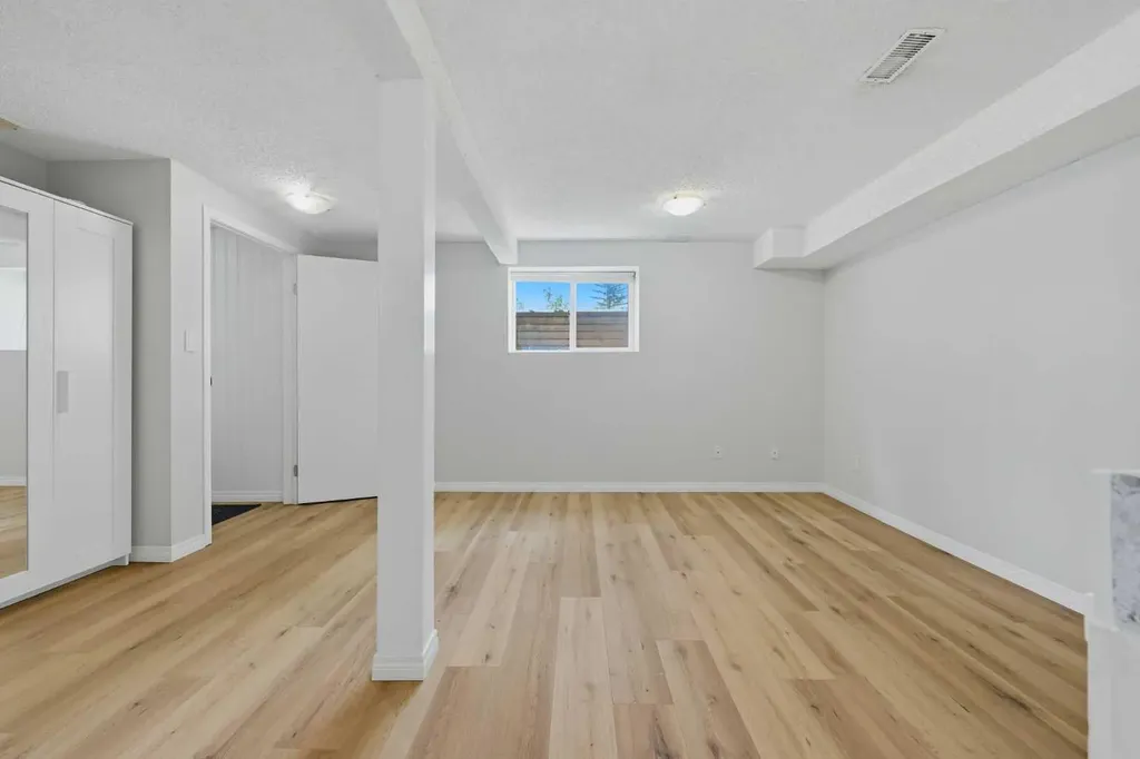 6208 37 Street SW Calgary AB T3E 5M8