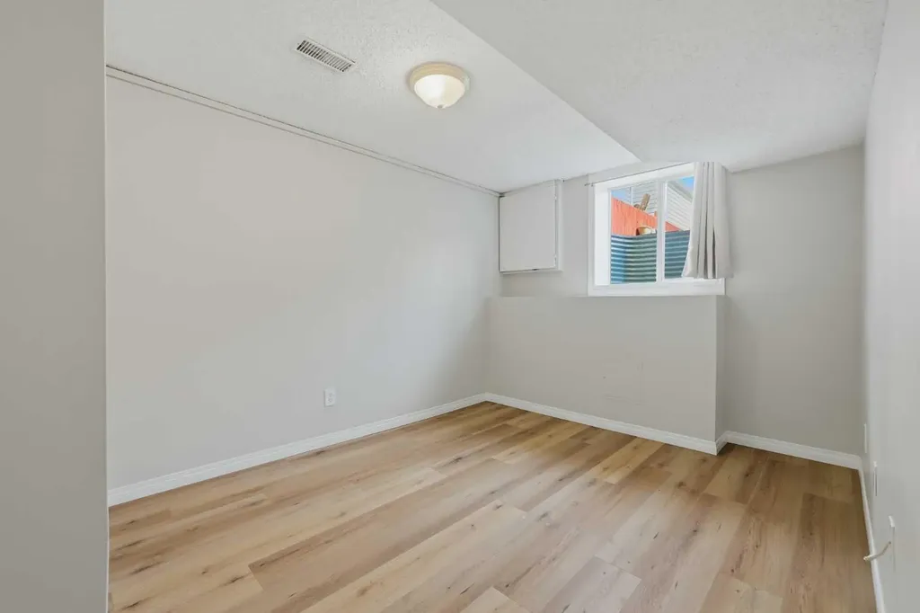 6208 37 Street SW Calgary AB T3E 5M8