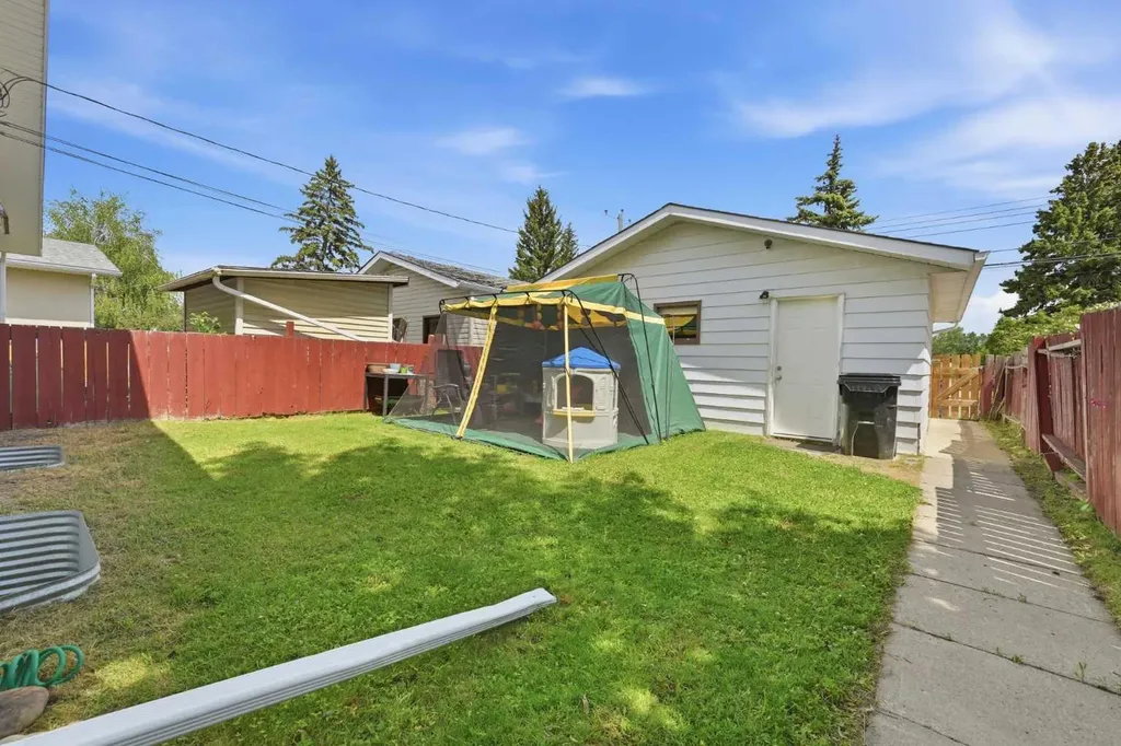 6208 37 Street SW Calgary AB T3E 5M8