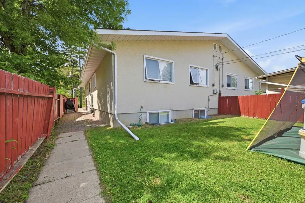6208 37 Street SW Calgary AB T3E 5M8