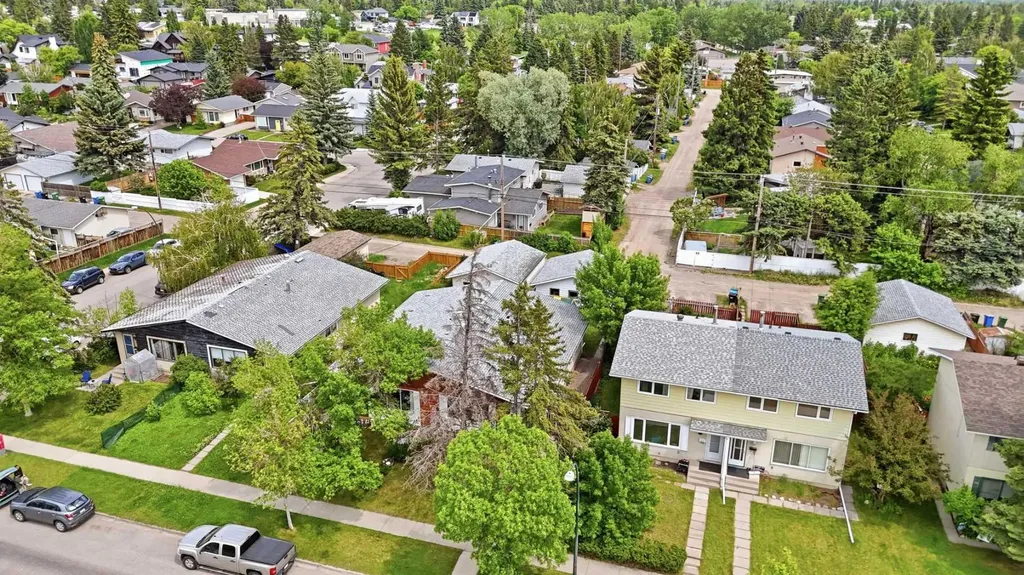 6208 37 Street SW Calgary AB T3E 5M8