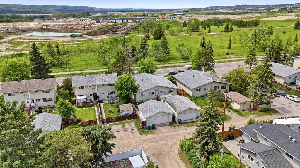 6208 37 Street SW Calgary AB T3E 5M8