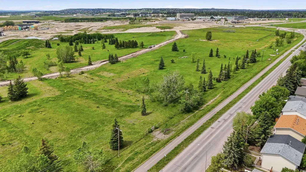 6208 37 Street SW Calgary AB T3E 5M8