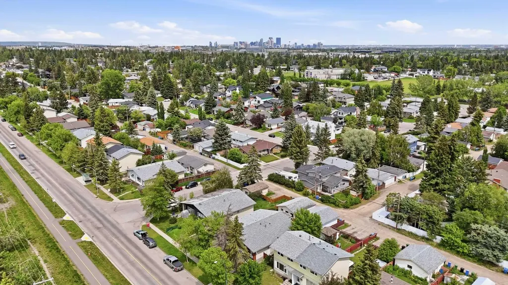 6208 37 Street SW Calgary AB T3E 5M8