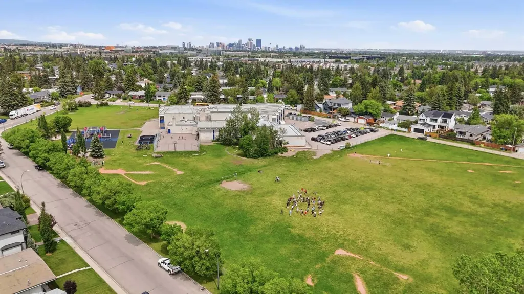 6208 37 Street SW Calgary AB T3E 5M8