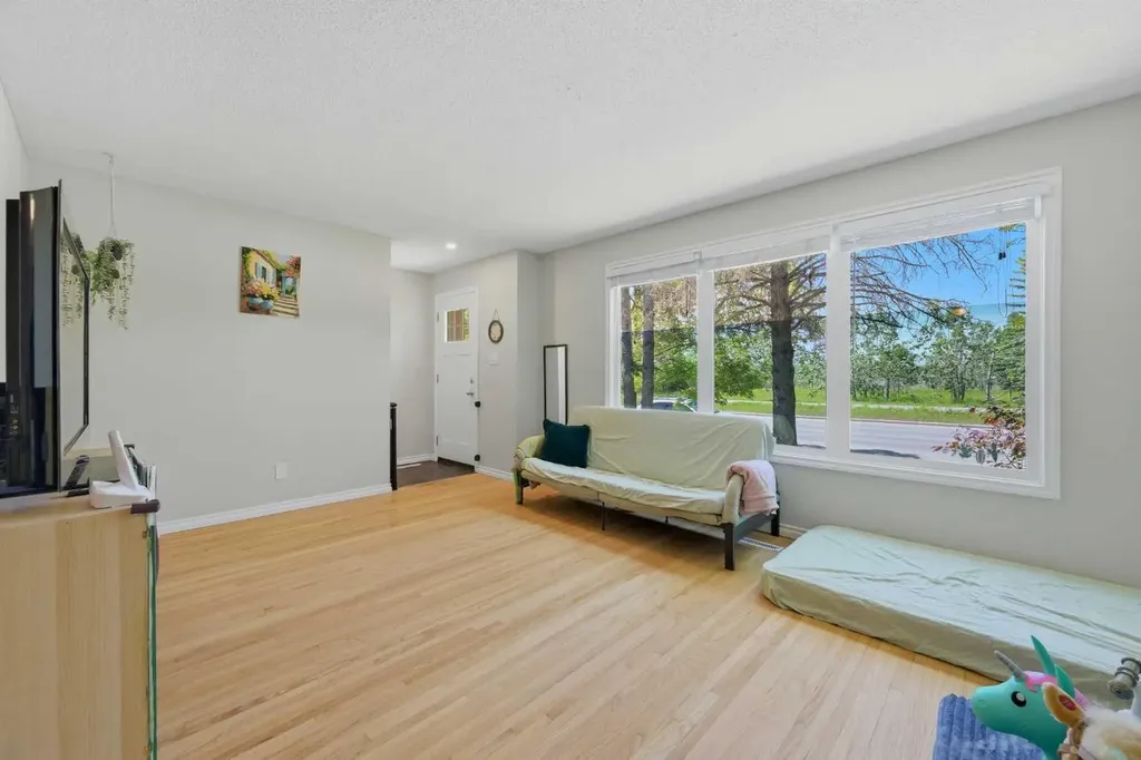 6208 37 Street SW Calgary AB T3E 5M8