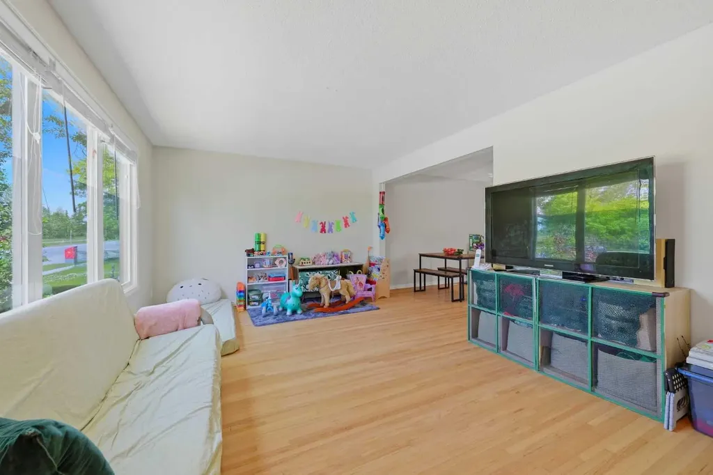 6208 37 Street SW Calgary AB T3E 5M8