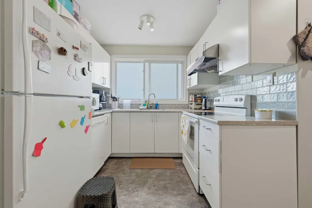 6208 37 Street SW Calgary AB T3E 5M8