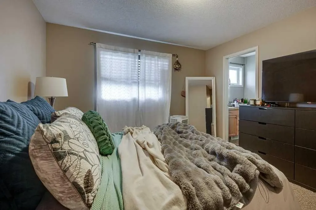 39 Isaacson Crescent Red Deer AB T4R3N1