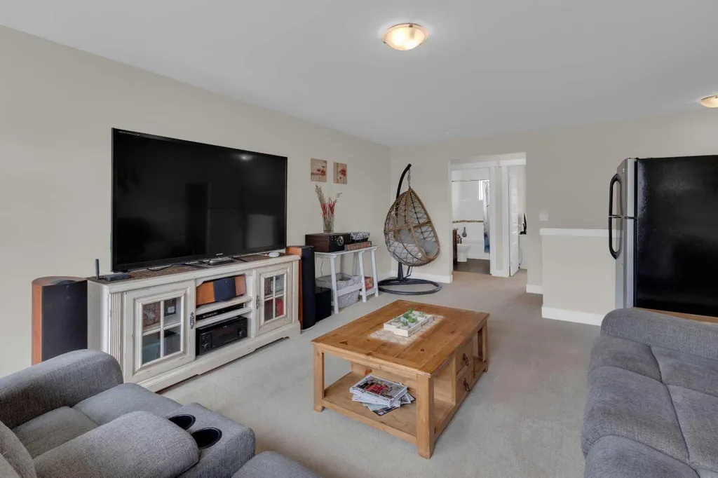 110 Coopers Common Airdrie AB T4B 3Y3