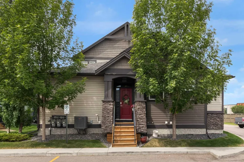 110 Coopers Common Airdrie AB T4B 3Y3