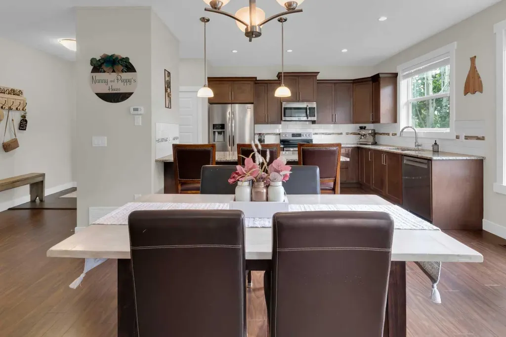 110 Coopers Common Airdrie AB T4B 3Y3