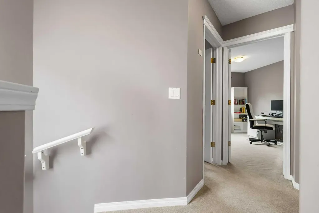 30 Hidden Ranch Road NW Calgary AB T3A 5S5