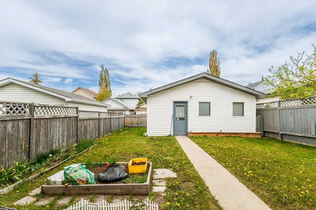 30 Hidden Ranch Road NW Calgary AB T3A 5S5