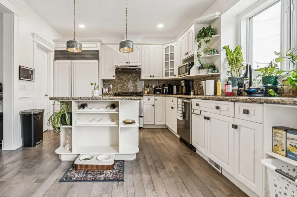 2211 Bowness Road NW Calgary AB T2N 3L4