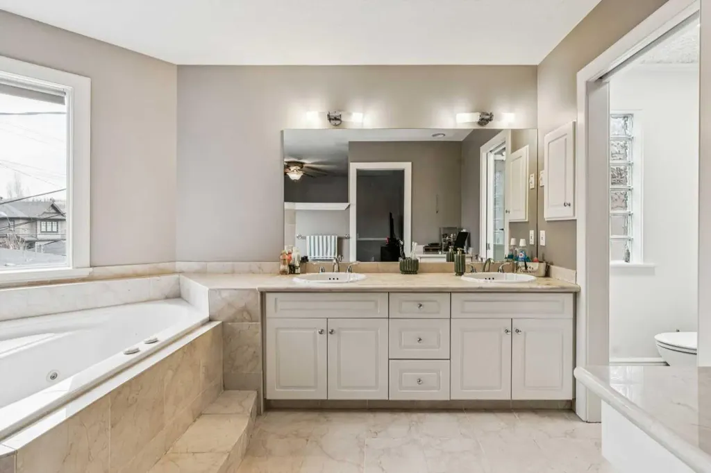 2211 Bowness Road NW Calgary AB T2N 3L4