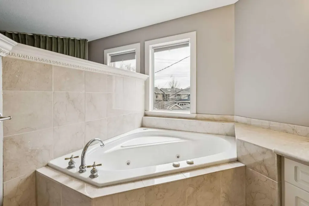 2211 Bowness Road NW Calgary AB T2N 3L4