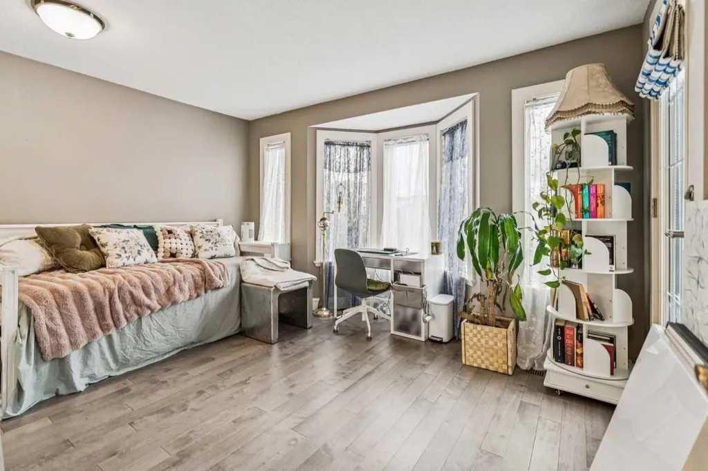2211 Bowness Road NW Calgary AB T2N 3L4