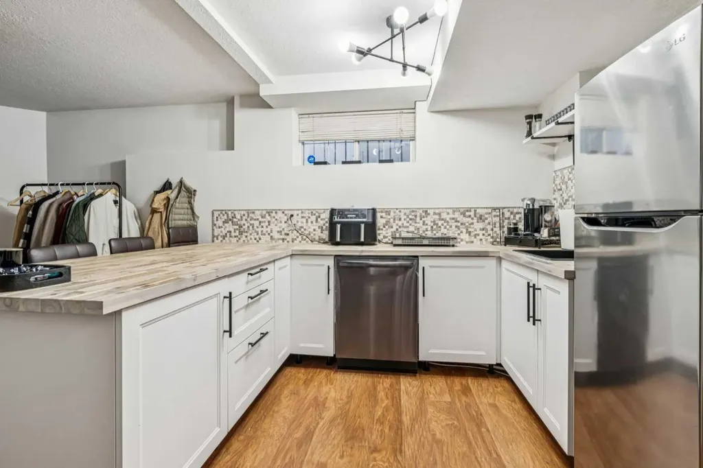 2211 Bowness Road NW Calgary AB T2N 3L4