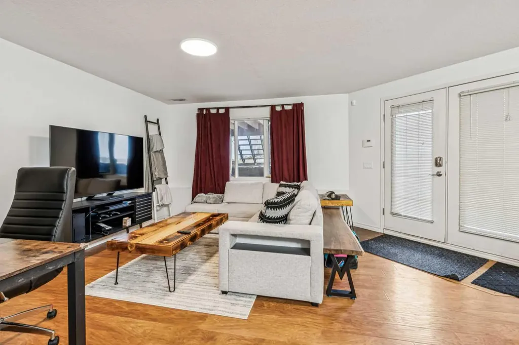 2211 Bowness Road NW Calgary AB T2N 3L4