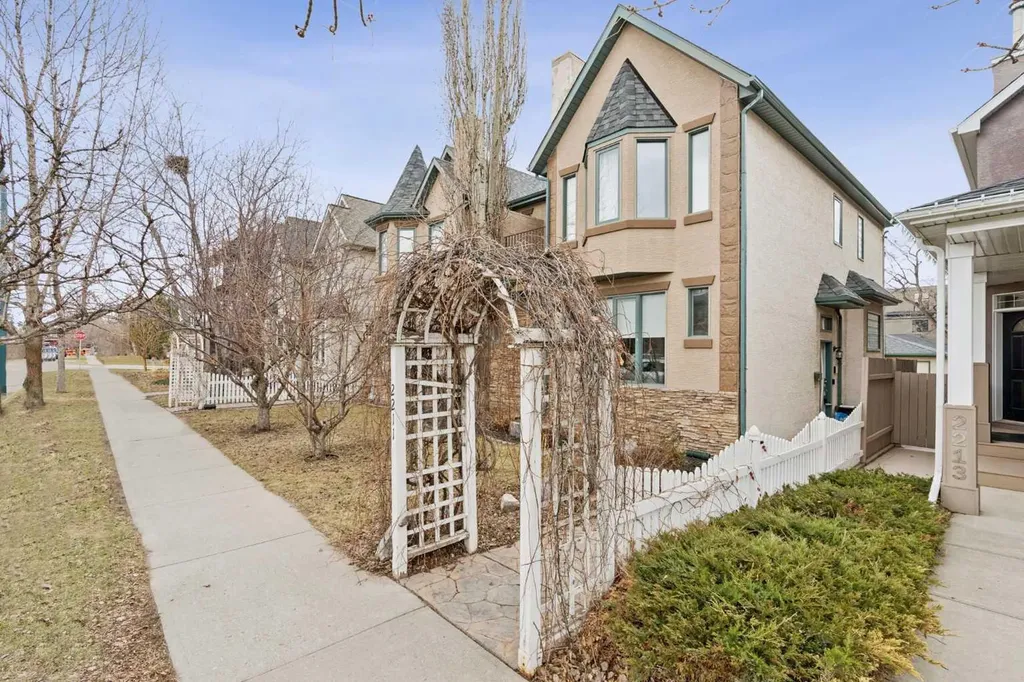 2211 Bowness Road NW Calgary AB T2N 3L4