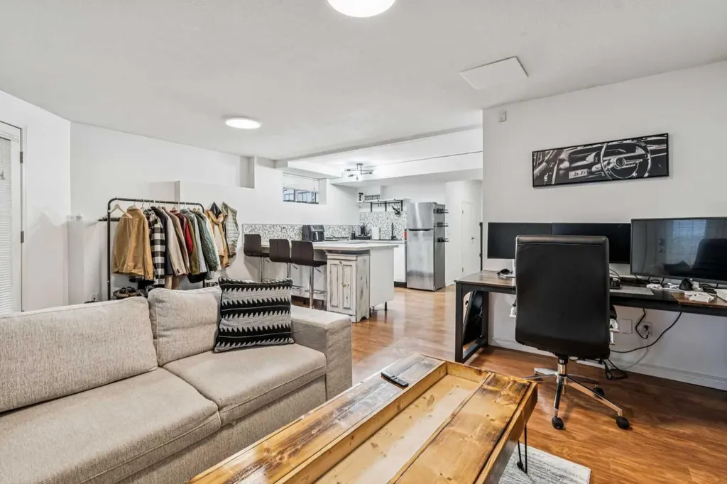 2211 Bowness Road NW Calgary AB T2N 3L4