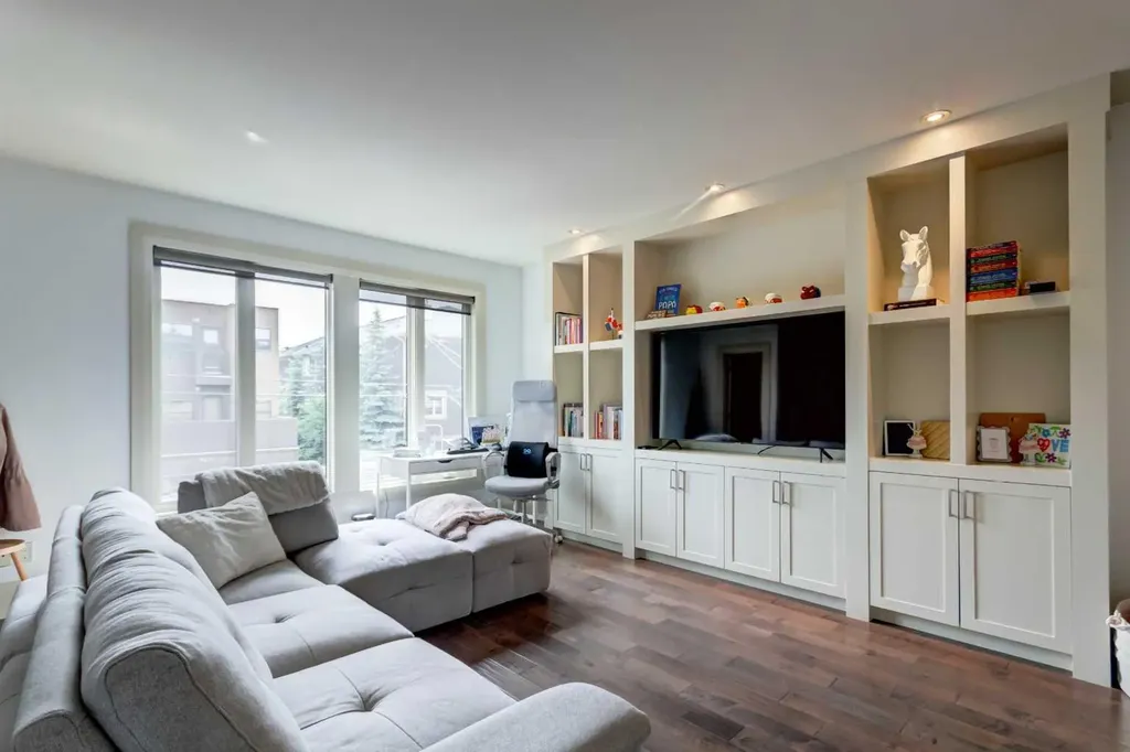1934 36 Street SW Calgary AB T3E 2Y9