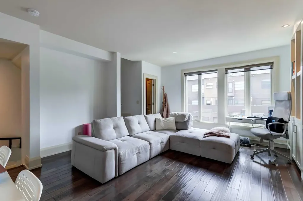 1934 36 Street SW Calgary AB T3E 2Y9