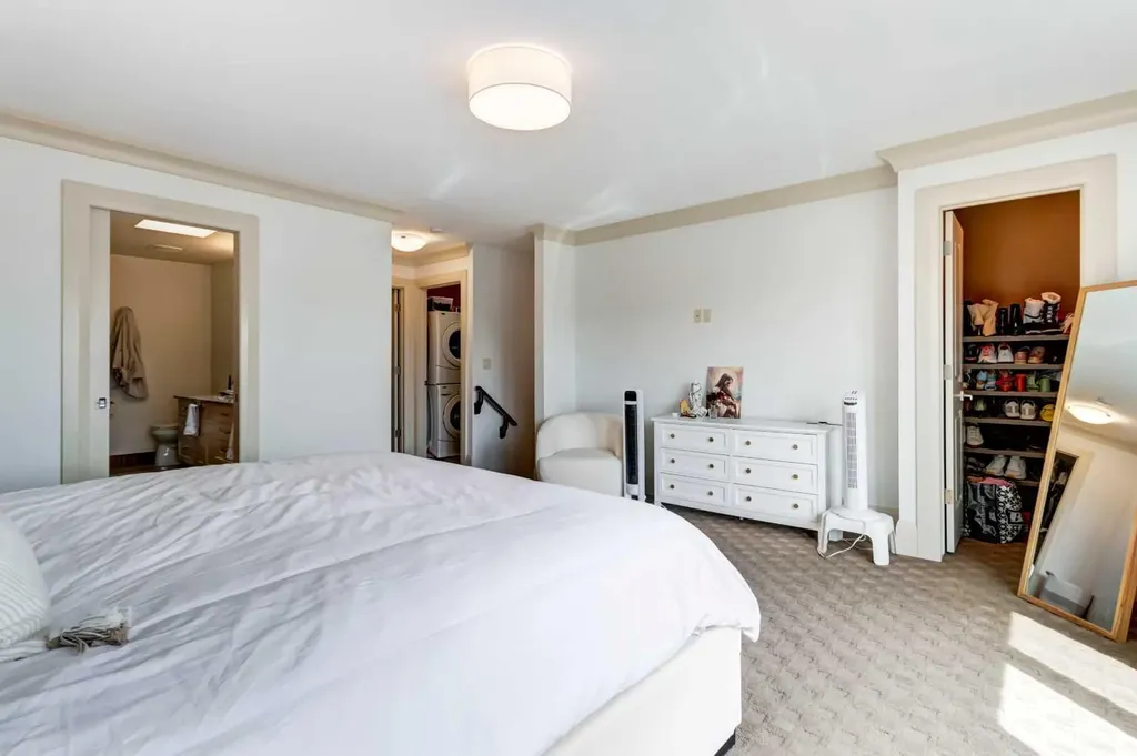 1934 36 Street SW Calgary AB T3E 2Y9