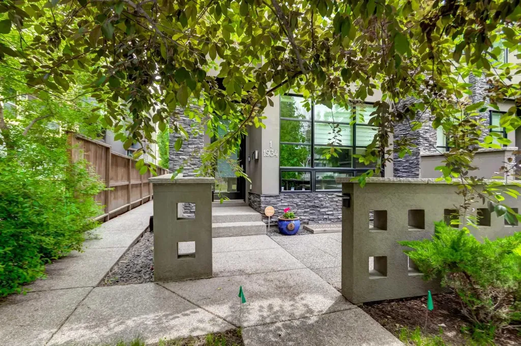 1934 36 Street SW Calgary AB T3E 2Y9