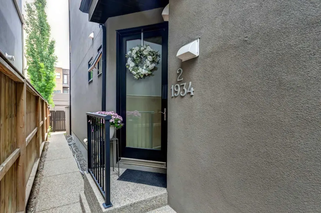 1934 36 Street SW Calgary AB T3E 2Y9