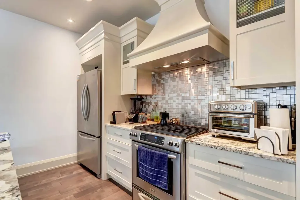 1934 36 Street SW Calgary AB T3E 2Y9
