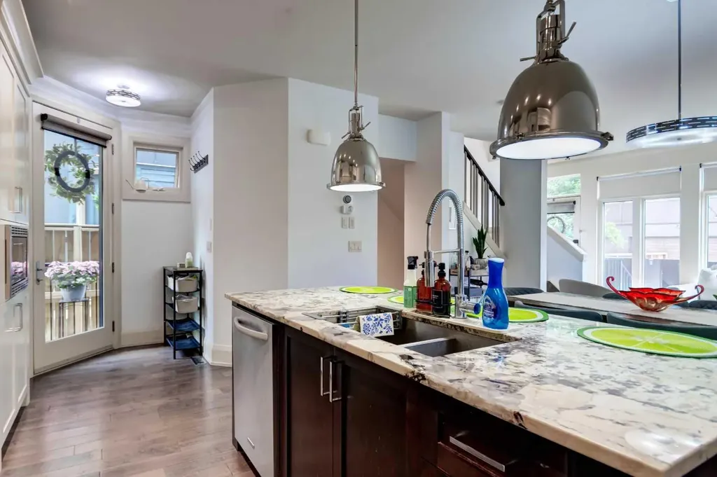 1934 36 Street SW Calgary AB T3E 2Y9