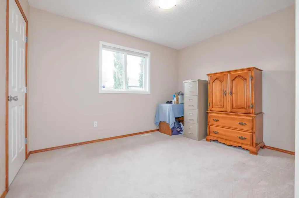 42 Royal Birch Landing NW Calgary AB T3G 5R3